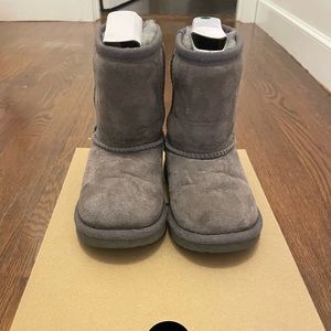 Ugg Kids' Classic II Glitz Bootie toddler size 9 grey metal